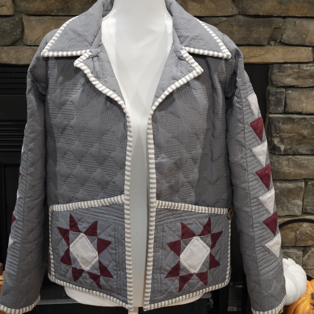 Gray Quilted Jacket With Star Pattern - image 1